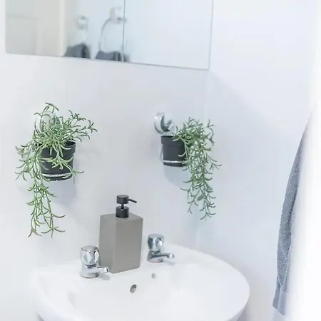 Cozy & Modern 2-bedroom In
